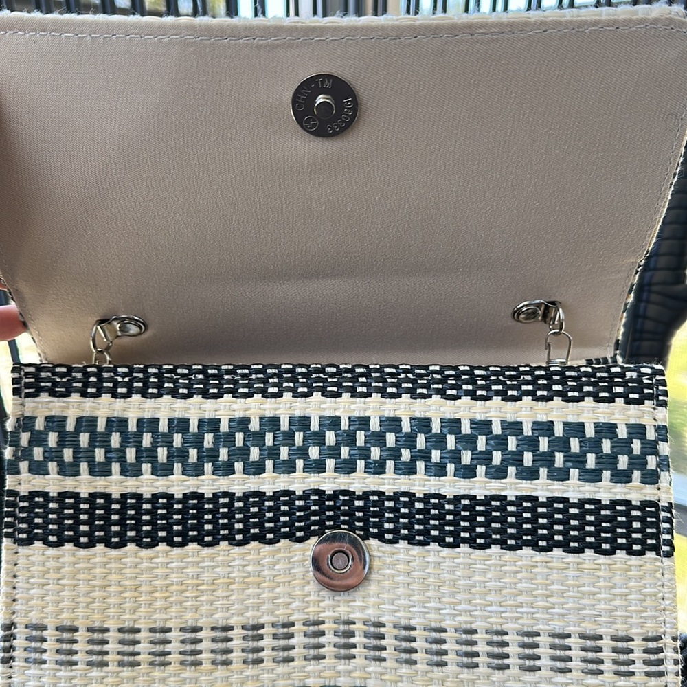 Woven Straw Rattan Structured Handbag - Picture 5 of 11